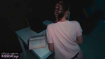 Stiefbruder Nutzt Porno Als Lösung Für Die Jungfräulichkeit Der 18-Jährigen Schwester
