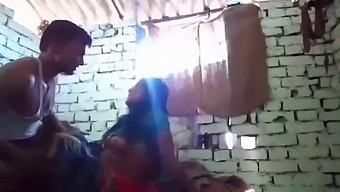 Bhabi, O Fetiță Indiană Matură, Este Dublu Penetrată În Stil Câine