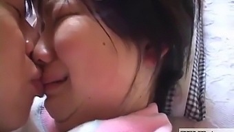 Hanblivá Japonská Stredoškoláčka Skúma Svoju Sexualitu S Učiteľom Angličtiny