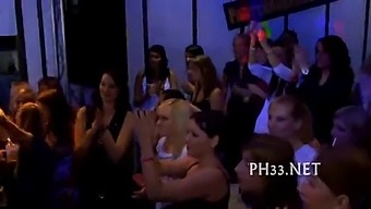 Gruppensex Mit Rasierten Und Sexy Damen, Die Ihn In Den Arsch Nehmen