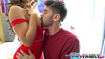 Najstnica Z Ogromnimi Naravnimi Joški Dobi Trdo In Globoko Ritno Jebanje