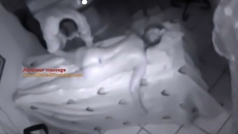 带有隐藏摄像头镜头的侵入式按摩