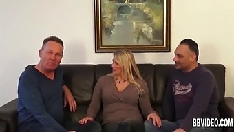 Dickbusige Deutsche Reife Frau Verwöhnt Zwei Männer Beim Dreier
