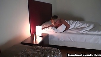 Zwei Junge Männer Verwöhnen Eine Ältere Blondine Und Schlucken Ihre Penisse