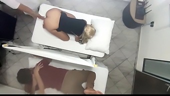 Eine Wunderschöne Ehefrau Wird Von Ihrer Masseurin Massiert, Während Ihr Cuckold-Ehemann Zuschaut