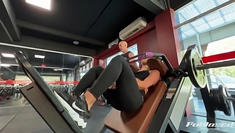 Teenager-Brünette Zeigt Ihren Körper In Hd-Pornovideo