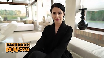 Análny Sex S Úžasnou Brunetkou V Pov Móde