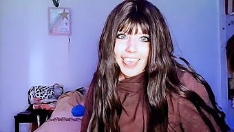 Teengirl Dominiert Mit Großem Schwanz Und Spielzeug