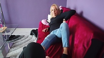 Blondínka Zažíva Svoje Prvé Uctievanie Nôh