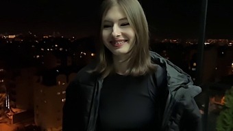 Млада Студентка Получава Груб Минет От Съседското Момиче