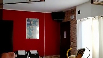 Soția Mea Schimbă Sexul Cu Bani Cu Un Tip Tânăr