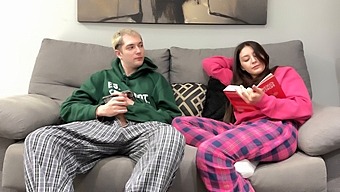 年轻的继妹在哥哥看色情片时给他手淫