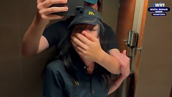 Eine Dampfende Begegnung In Der Öffentlichkeit Auf Der Toilette Führt Zu Einer Leidenschaftlichen Begegnung Mit Einem Mcdonald'S-Mitarbeiter Aufgrund Von Ausgelaufenem Getränk. Mit Eva Soda In Der Hauptrolle, Gekennzeichnet Mit Extreme, Amateur, Pov, Rough Und Exhibitionists.