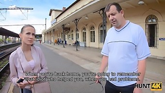 Paroháč Je Nútený Sledovať Sexuálne Stretnutie Svojej Priateľky S Bohatým Mužom.
