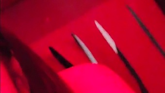我参观了交换俱乐部,并屈服于匿名性爱,只在快感中呻吟