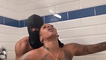 Ein Teenager Genießt Analsex Mit Einem Schwarzen Schwanz Unter Der Dusche.