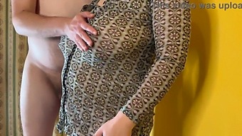 Kurvige Ehefrau Mit Rasierte Muschi Und Großen Natürlichen Titten Lädt Creampie Ein - Seitenwinkel