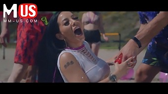 Asiatische Und Dicktittige Babes Singen Und Blasen Schwanz In Jerkaoke