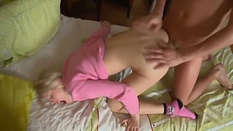 Sexul Anal Intens Cu Sora Vitregă Duce La Ejaculare În Interiorul Fundului Ei