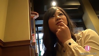 Bløde Og Kurvede Momoko Hengiver Sig Til Solo Nydelse