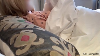Náhodná Intimita V Hotelovej Izbe: Tabuizovaný Príbeh Nevlastnej Mamy A Syna