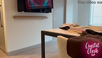 Femeie Frumoasă Cu Cutii Mari Vine Să Mă Vadă La Universitate.